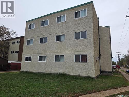 1245 12Th Avenue Sw, Moose Jaw, SK - Outdoor With Exterior