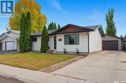 898 Kingsmere BOULEVARD  Saskatoon, SK S7J 4J7