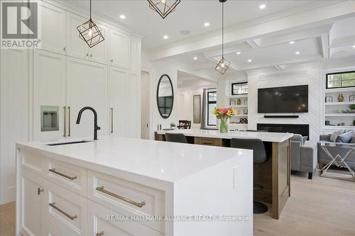 1225 Baldwin Drive, Oakville, ON - Indoor Photo Showing Kitchen With Upgraded Kitchen