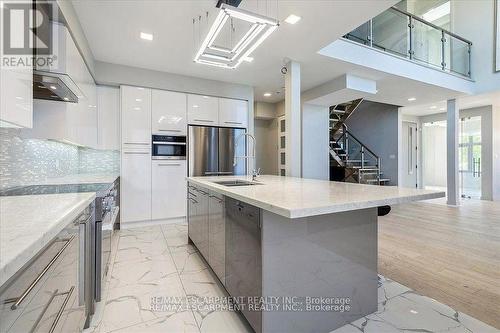 4 Sunrow Gate, Hamilton, ON - Indoor Photo Showing Kitchen With Double Sink With Upgraded Kitchen