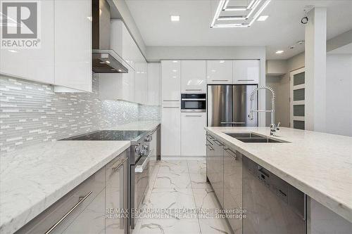 4 Sunrow Gate, Hamilton, ON - Indoor Photo Showing Kitchen With Double Sink With Upgraded Kitchen