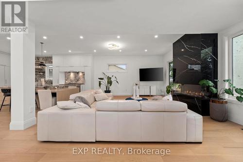 838 Elmwood Street, Georgina, ON - Indoor Photo Showing Living Room