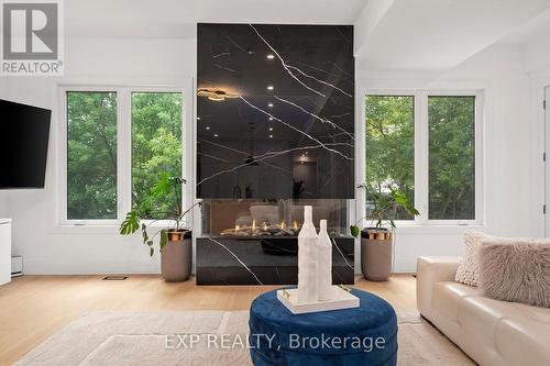 838 Elmwood Street, Georgina, ON - Indoor Photo Showing Living Room