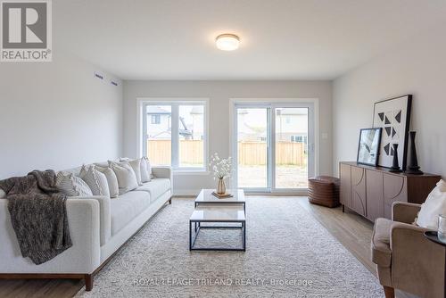 144 Styles Drive, St. Thomas, ON - Indoor Photo Showing Living Room