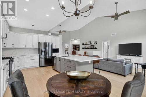 128 Chenoa Way, Ottawa, ON - Indoor Photo Showing Kitchen With Stainless Steel Kitchen