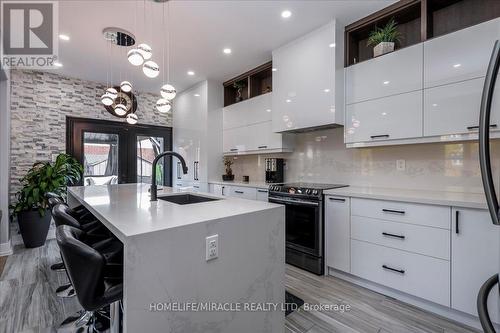 23 Knight Street, New Tecumseth, ON - Indoor Photo Showing Kitchen With Upgraded Kitchen