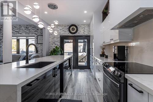 23 Knight Street, New Tecumseth, ON - Indoor Photo Showing Kitchen With Upgraded Kitchen