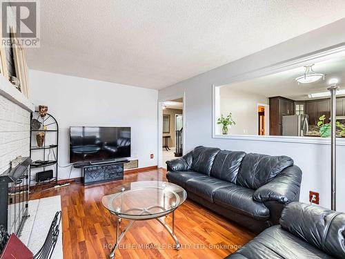 9 Ballycastle Crescent, Brampton, ON - Indoor Photo Showing Living Room
