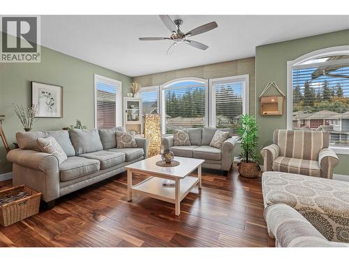 1581 20 Street Ne Unit# 14, Salmon Arm, BC - Indoor Photo Showing Living Room