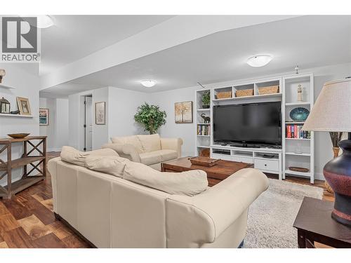 1581 20 Street Ne Unit# 14, Salmon Arm, BC - Indoor Photo Showing Living Room