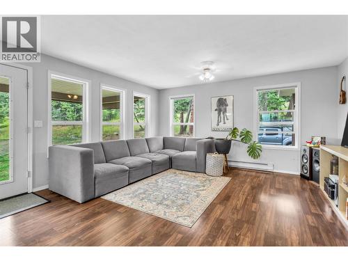 5738 Goudie Road, Kelowna, BC - Indoor Photo Showing Living Room