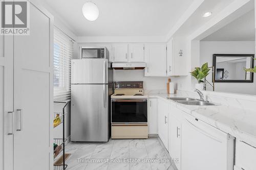 8 - 5982 Dunn Street, Niagara Falls (Arad/Fallsview), ON - Indoor Photo Showing Kitchen With Double Sink