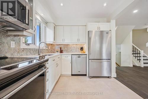 64 - 941 Gordon Street, Guelph (Kortright West), ON - Indoor Photo Showing Kitchen With Upgraded Kitchen
