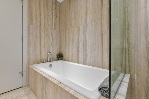 1003-707 Courtney St, Victoria, BC - Indoor Photo Showing Bathroom