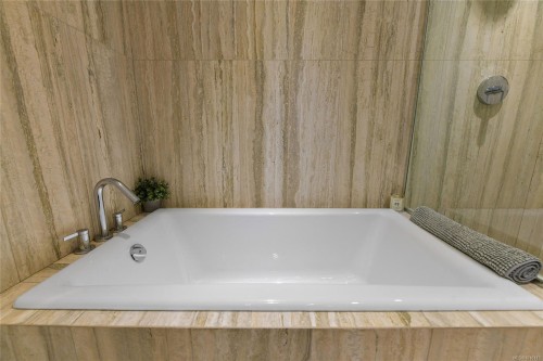 1003-707 Courtney St, Victoria, BC - Indoor Photo Showing Bathroom