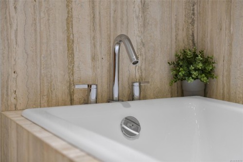 1003-707 Courtney St, Victoria, BC - Indoor Photo Showing Bathroom