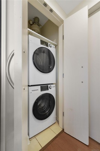 1003-707 Courtney St, Victoria, BC - Indoor Photo Showing Laundry Room