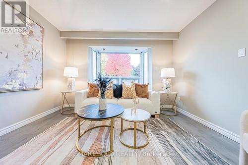 109 Meadowbank Road, Newmarket, ON - Indoor Photo Showing Living Room