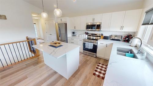 317 Legacy Lookout, Cranbrook, BC - Indoor Photo Showing Kitchen