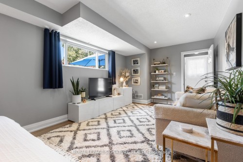 1469 Hillgrove Road, Mississauga, ON - Indoor Photo Showing Living Room