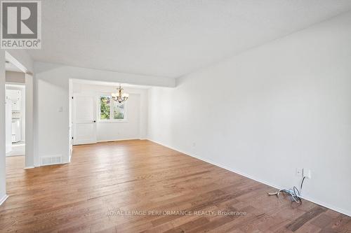 8 Gillespie Crescent, Ottawa, ON - Indoor Photo Showing Other Room
