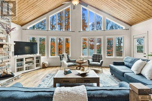 1658 Hospitality Road, Minden Hills, ON - Indoor Photo Showing Living Room