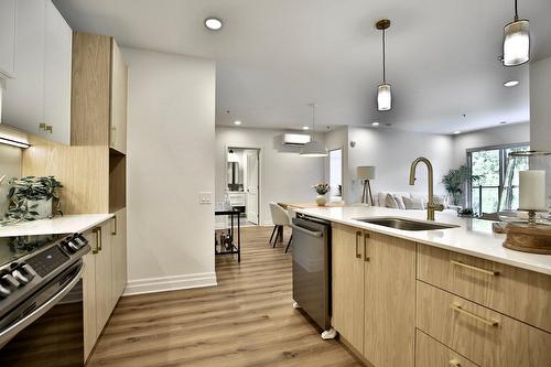 Cuisine - 406-2000 Rue Benoit, Saint-Bruno-De-Montarville, QC - Indoor Photo Showing Kitchen With Upgraded Kitchen