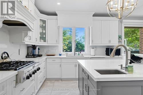 47 Hall Street, Richmond Hill, ON - Indoor Photo Showing Kitchen With Upgraded Kitchen