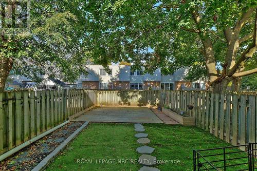 one of the larger yards of the complex - 164 - 17 Old Pine Trail, St. Catharines (Carlton/Bunting), ON - Outdoor