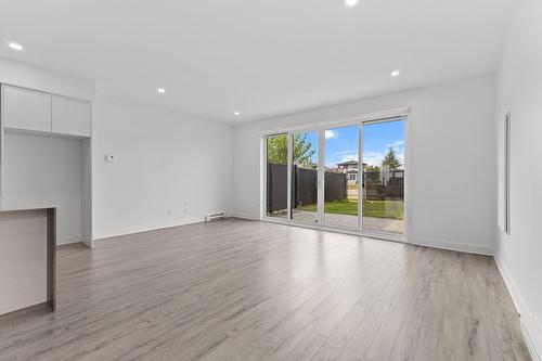 Salon - 13750 Rue Du Merlot, Mirabel, QC 