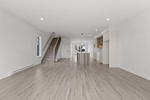 Salon - 13750 Rue Du Merlot, Mirabel, QC 