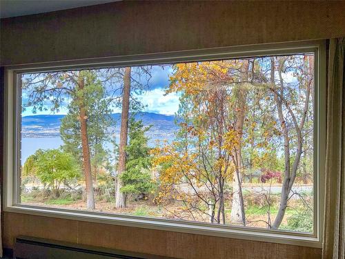 5090 Ash Road, Kelowna, BC - Indoor Photo Showing Other Room