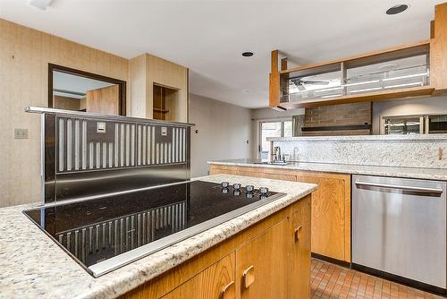 5090 Ash Road, Kelowna, BC - Indoor Photo Showing Kitchen