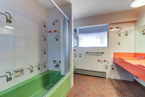 5090 Ash Road, Kelowna, BC - Indoor Photo Showing Bathroom