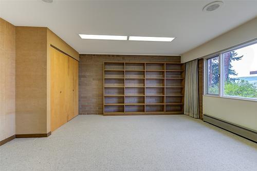 5090 Ash Road, Kelowna, BC - Indoor Photo Showing Other Room