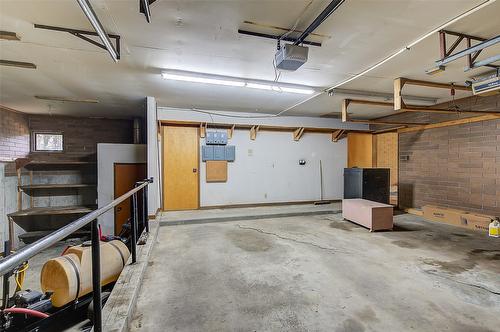5090 Ash Road, Kelowna, BC - Indoor Photo Showing Garage