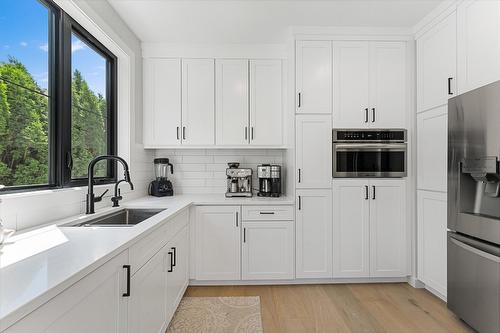 1180 Mission Ridge Road, Kelowna, BC - Indoor Photo Showing Kitchen With Upgraded Kitchen