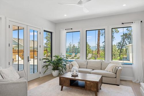 1180 Mission Ridge Road, Kelowna, BC - Indoor Photo Showing Living Room