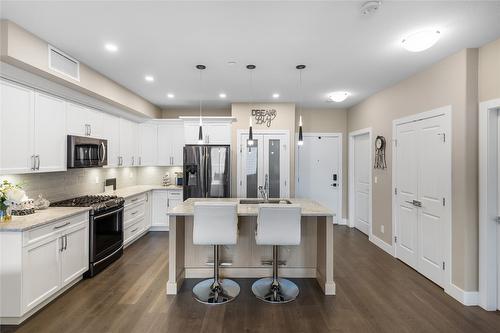 104-3475 Granite Close, Kelowna, BC - Indoor Photo Showing Kitchen With Upgraded Kitchen