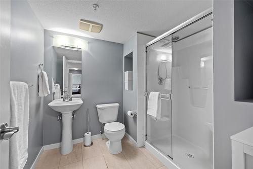 301-555 Yates Road, Kelowna, BC - Indoor Photo Showing Bathroom