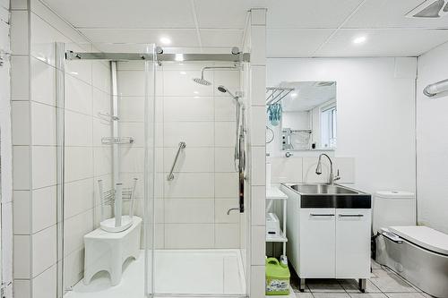 Laundry room - 12184 Av. Colbert, Montréal (Ahuntsic-Cartierville), QC - Indoor Photo Showing Bathroom