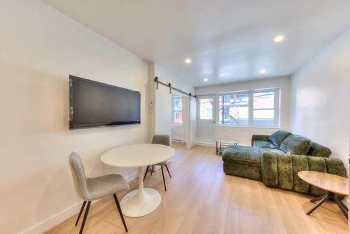 Salon - 205-3475 Rue Durocher, Montréal (Le Plateau-Mont-Royal), QC - Indoor Photo Showing Living Room