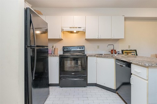 101-3215 Cowichan Lake Rd, Duncan, BC - Indoor Photo Showing Kitchen