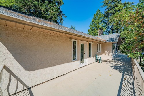 5030 Limberis Dr, Ladysmith, BC 