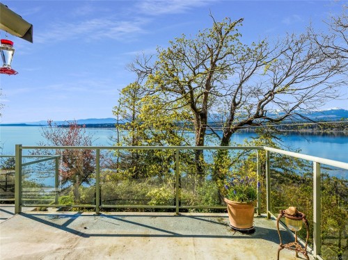 145 Manor Pl, Comox, BC 