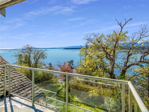 145 Manor Pl, Comox, BC 