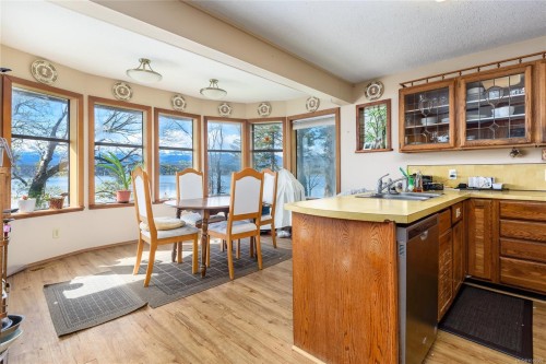 145 Manor Pl, Comox, BC 