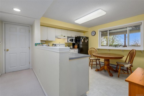 145 Manor Pl, Comox, BC 