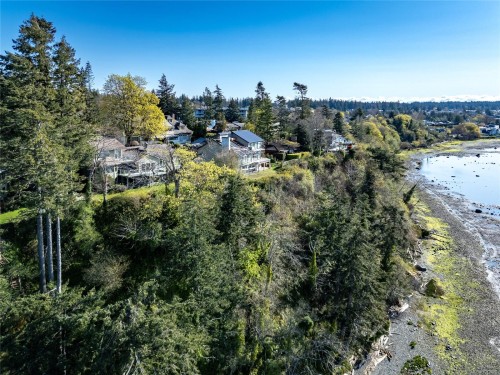 145 Manor Pl, Comox, BC 