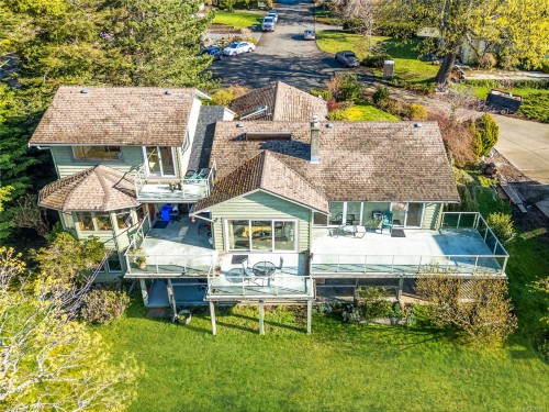 145 Manor Pl, Comox, BC 